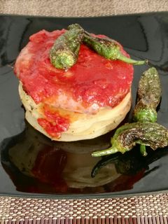 Una foto de Timbal de patatas y salchichas