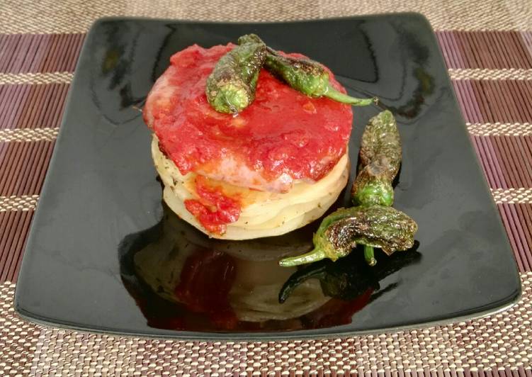 Timbal de patatas y salchichas