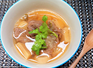 ~清燉洋蔥牛肉湯~餐桌上的晚餐 的食譜成品照片