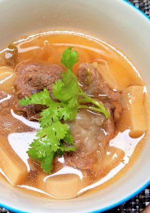 ~清燉洋蔥牛肉湯~餐桌上的晚餐 的食譜成品照片