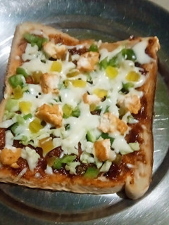 ब्रेड पिझ्झा (bread pizza recipe in marathi) रेसिपी चे मुख्य फोटो