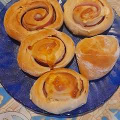 Una foto de Pan arrollado con jamón y queso