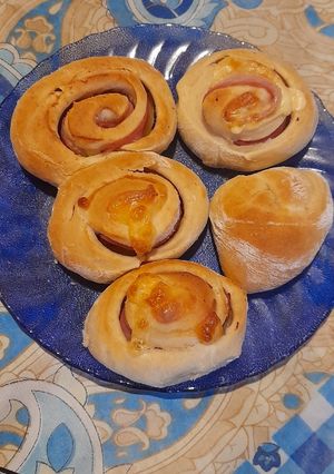 Una foto de Pan arrollado con jamón y queso