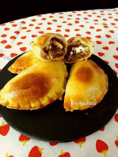Una foto de Empanadillas caseras de cebolla caramelizada y queso de rulo