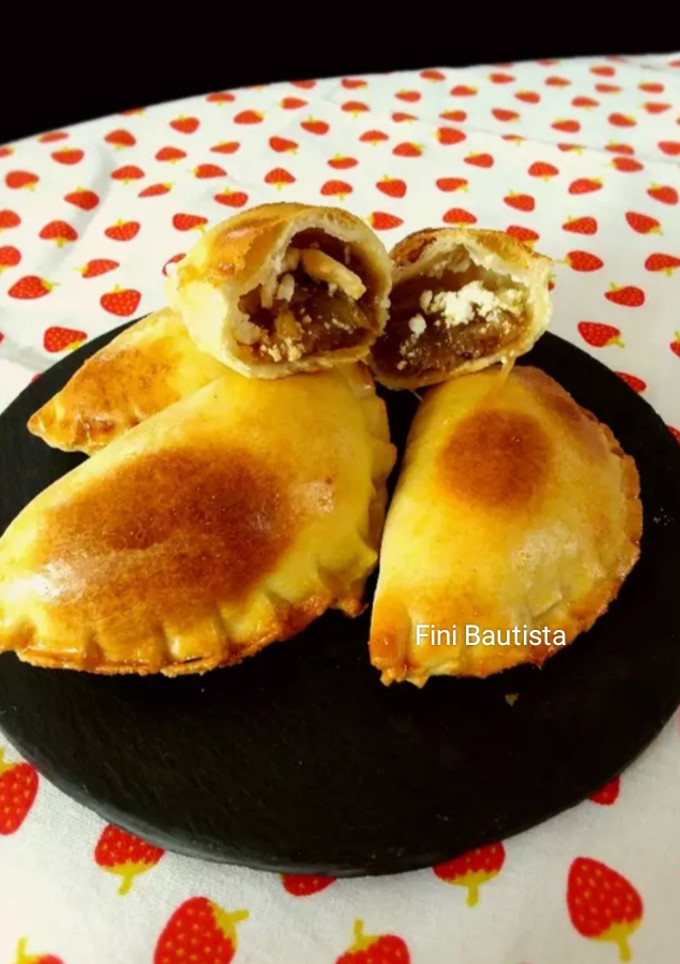 Una foto de Empanadillas caseras de cebolla caramelizada y queso de rulo
