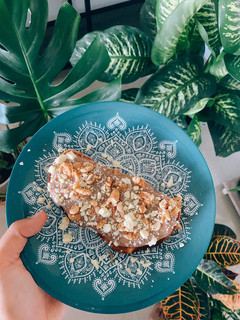 Una foto de Tostada con crema de plátano con canela, nueces y chocolate blanco