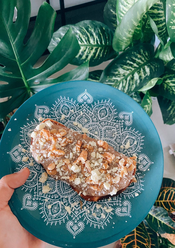 Una foto de Tostada con crema de plátano con canela, nueces y chocolate blanco