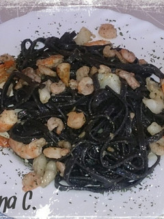 Una foto de Tallarines negros con sepia, gambas y alioli