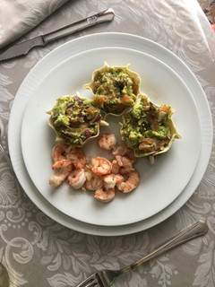 Una foto de Tartaletas de aguacate y salmón ahumado