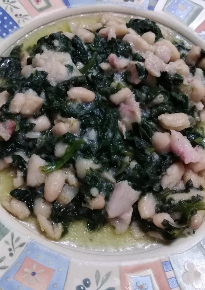 Una foto de Espinacas con alubias