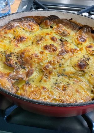 Une photo de Cocotte de Pommes de Terre, Lard et Poireaux Façon Tofaille