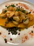 Tartare di code di gambero con mango capperi e pepe rosa