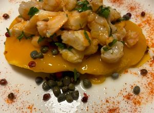 Foto di Tartare di code di gambero con mango capperi e pepe rosa