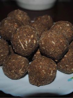 रागी और अलसी के लड्डू (ragi aur alsi ke ladoo recipe in Hindi) रेसिपी मुख्य फोटो