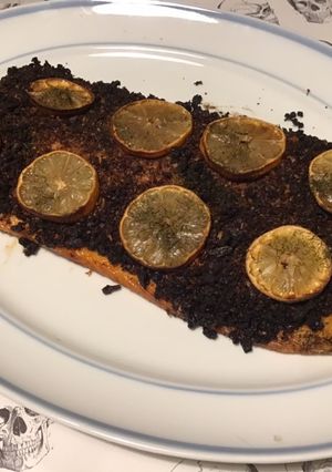 Une photo de Saumon façon crumble aux tomates séchées,chapelure de légumes et citron