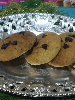 A picture of Classic chocochip cookies.