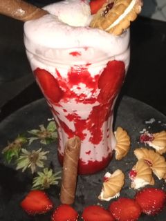 સ્ટ્રોબેરી મિલ્ક શેક (Strawberry Milk Shake Recipe In Gujarati) રેસીપી મુખ્ય ફોટો