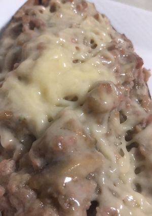 Una foto de Berenjenas rellenas de carne con queso