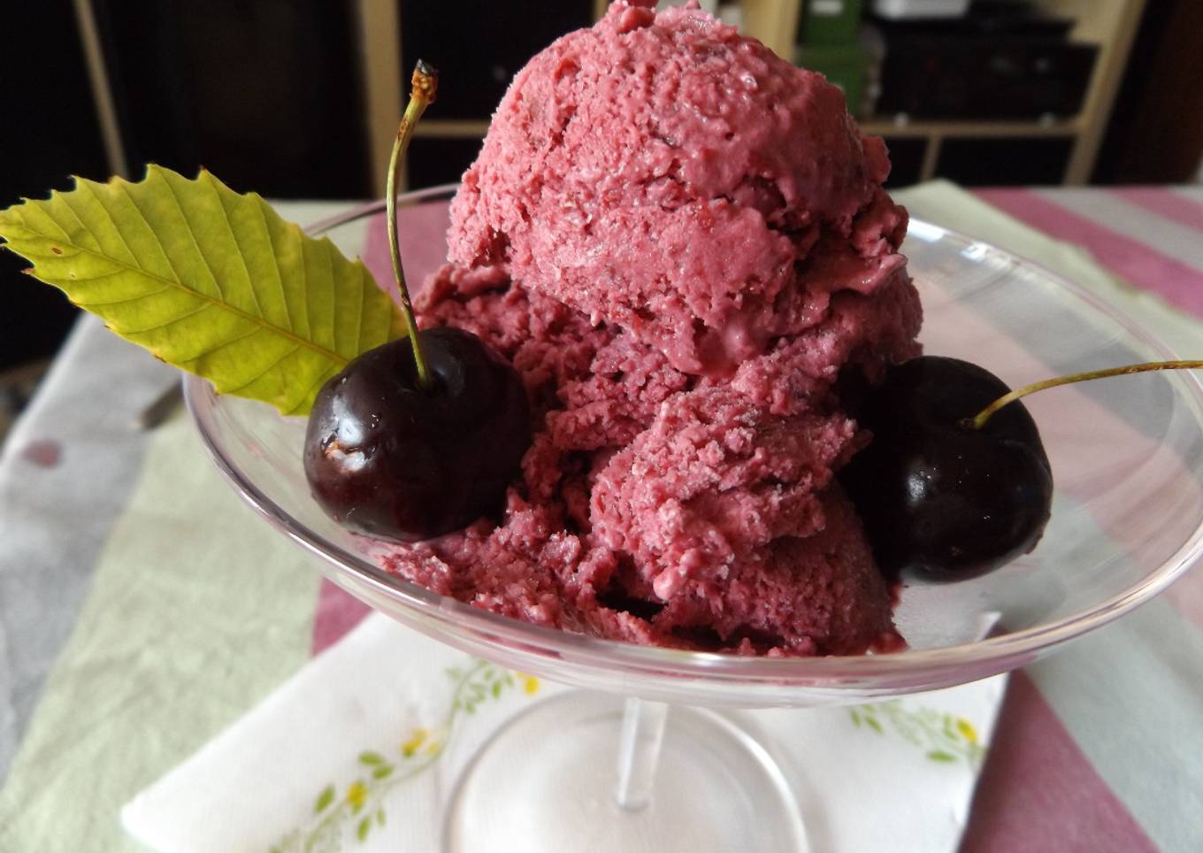 Helado de cerezas, yogur griego y queso mascarpone, de Emma
