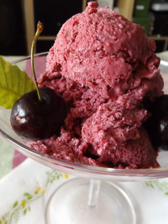 Una foto de Helado de cerezas, yogur griego y queso mascarpone, de Emma