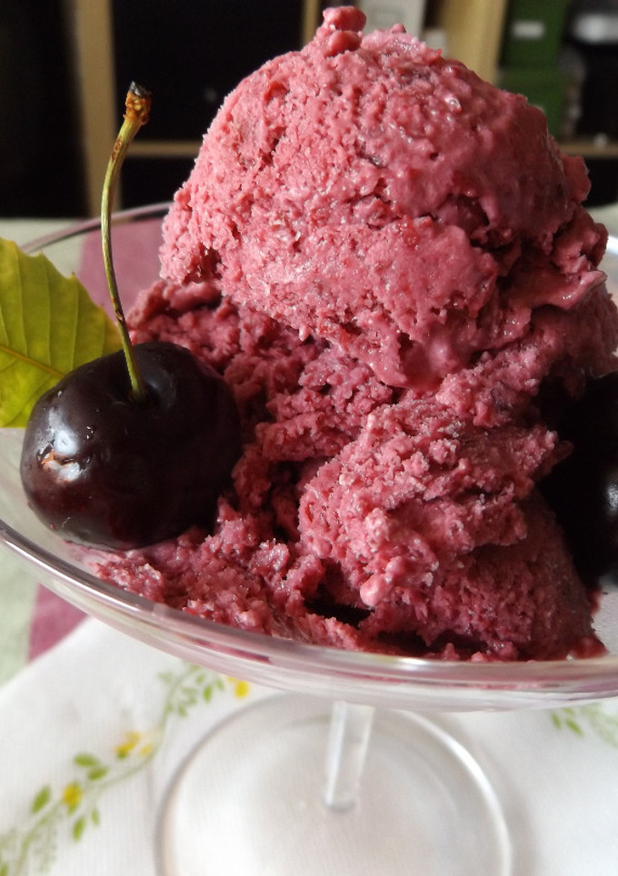Una foto de Helado de cerezas, yogur griego y queso mascarpone, de Emma