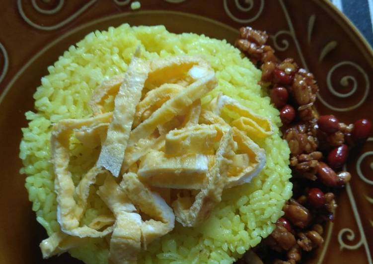 Langkah Mudah untuk Menyiapkan Nasi kuning liwet Anti Gagal