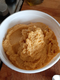 Una foto de Hummus casero con zanahoria
