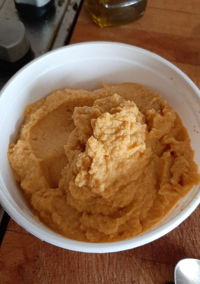 Una foto de Hummus casero con zanahoria