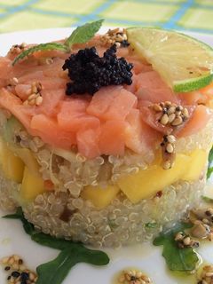 Una foto de Tartar de salmón, mango y quinoa