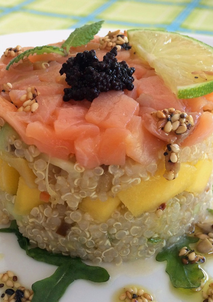 Una foto de Tartar de salmón, mango y quinoa