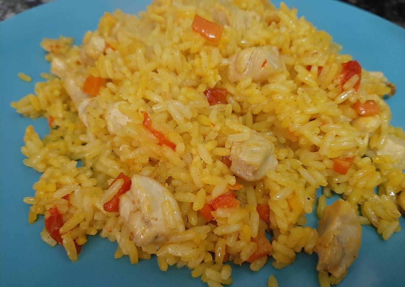 Arroz frito con pollo al curry