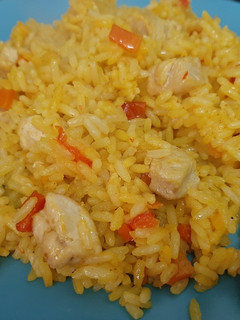 Una foto de Arroz frito con pollo al curry