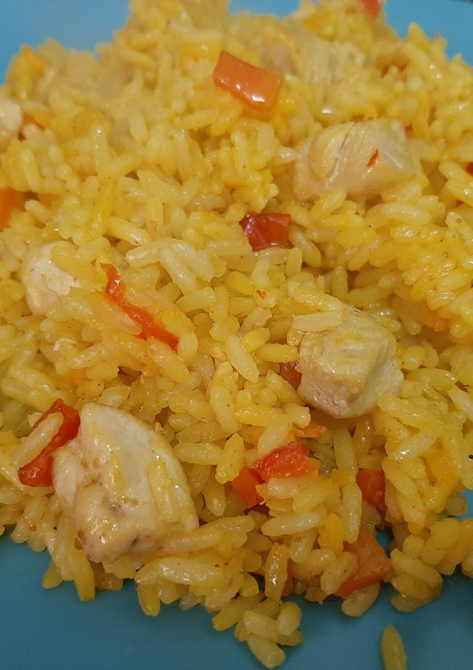 Una foto de Arroz frito con pollo al curry