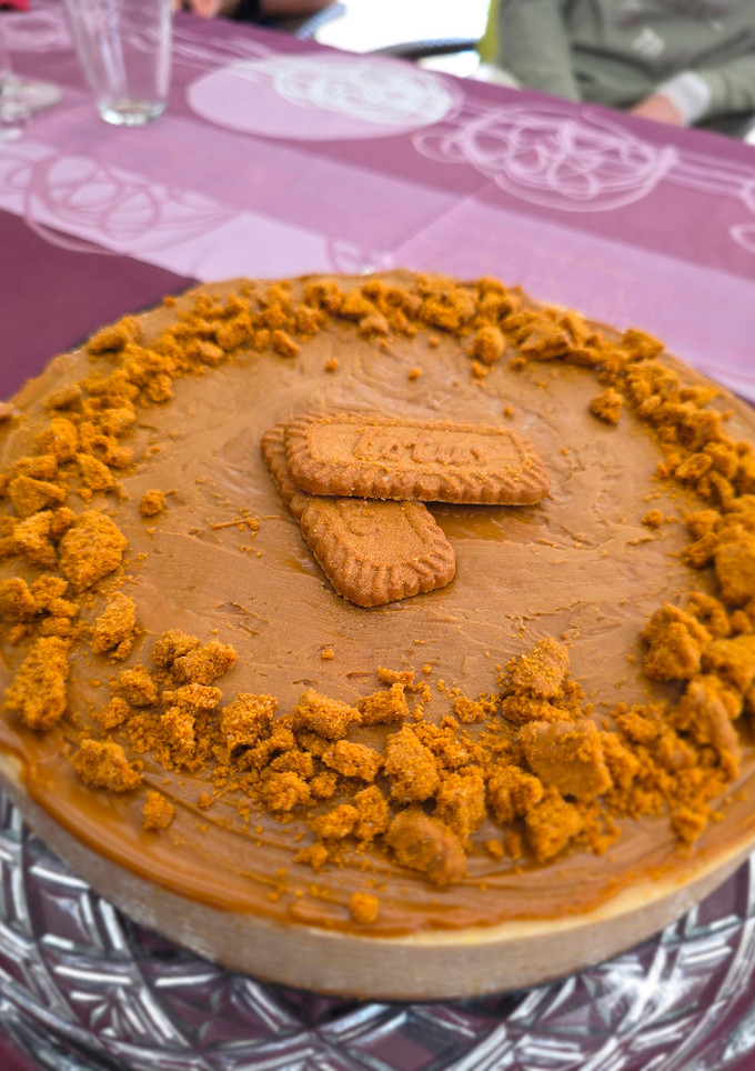 Una foto de Tarta de queso de galletas Lotus horneada