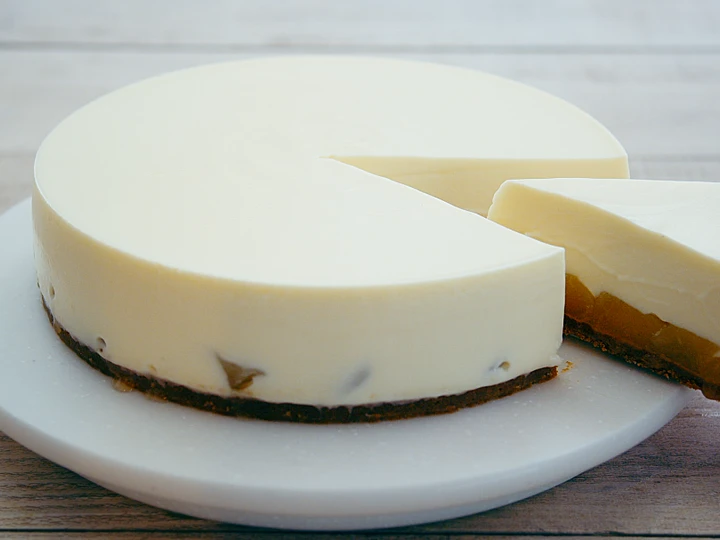 Recipe &amp;#34;No-Bake&amp;#34; Yogurt Cheesecake with cooked sweetened apples the Delicious Can spoil the tongue