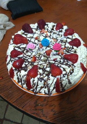 Una foto de Torta de frutilla y crema
