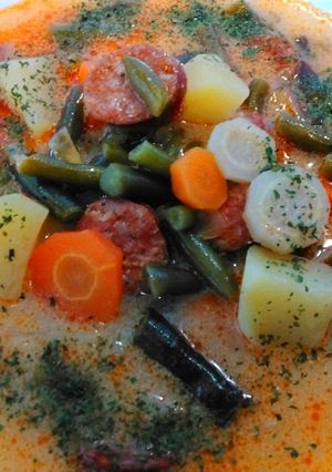 Tejfölös, kolbászos zöldbableves recept fotója