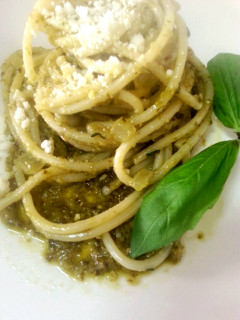 Una foto de Espaguettis al pesto
