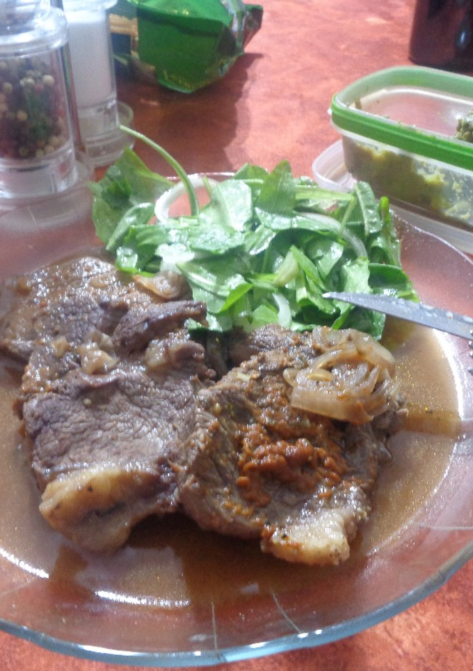 Una foto de Carne en su salsa con guarnición y dip de palta - Gluten free