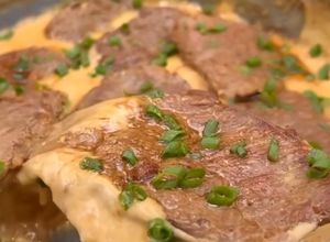 Foto de Bife de Alcatra com Molho Cremoso de Pimenta