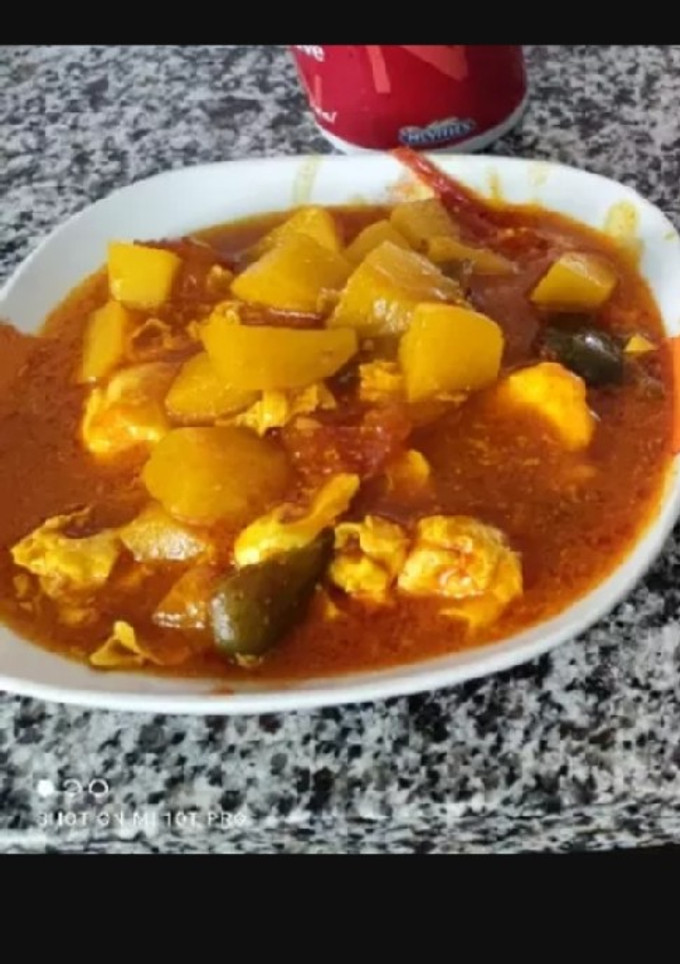Una foto de Caldo de huevos con papas