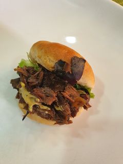 Una foto de Bocaditos de carrillera ibérica y mostaza