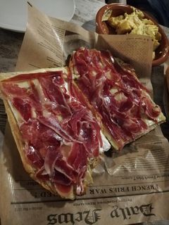Una foto de Coca de queso brie y jamón ibérico