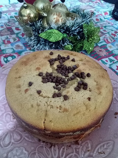 Una foto de Torta de naranja con relleno de arequipe y chips de chocolate