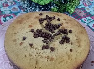 Una foto de Torta de naranja con relleno de arequipe y chips de chocolate