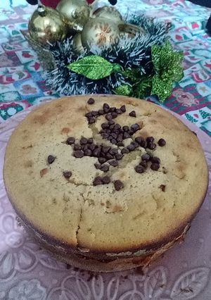 Una foto de Torta de naranja con relleno de arequipe y chips de chocolate
