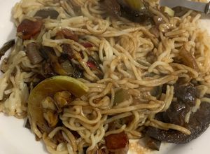 Una foto de Saltado de verduras con tallarines