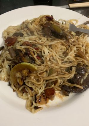 Una foto de Saltado de verduras con tallarines