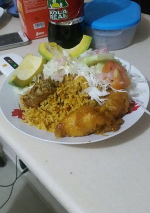 Una foto de Arroz con pollo y chuleta