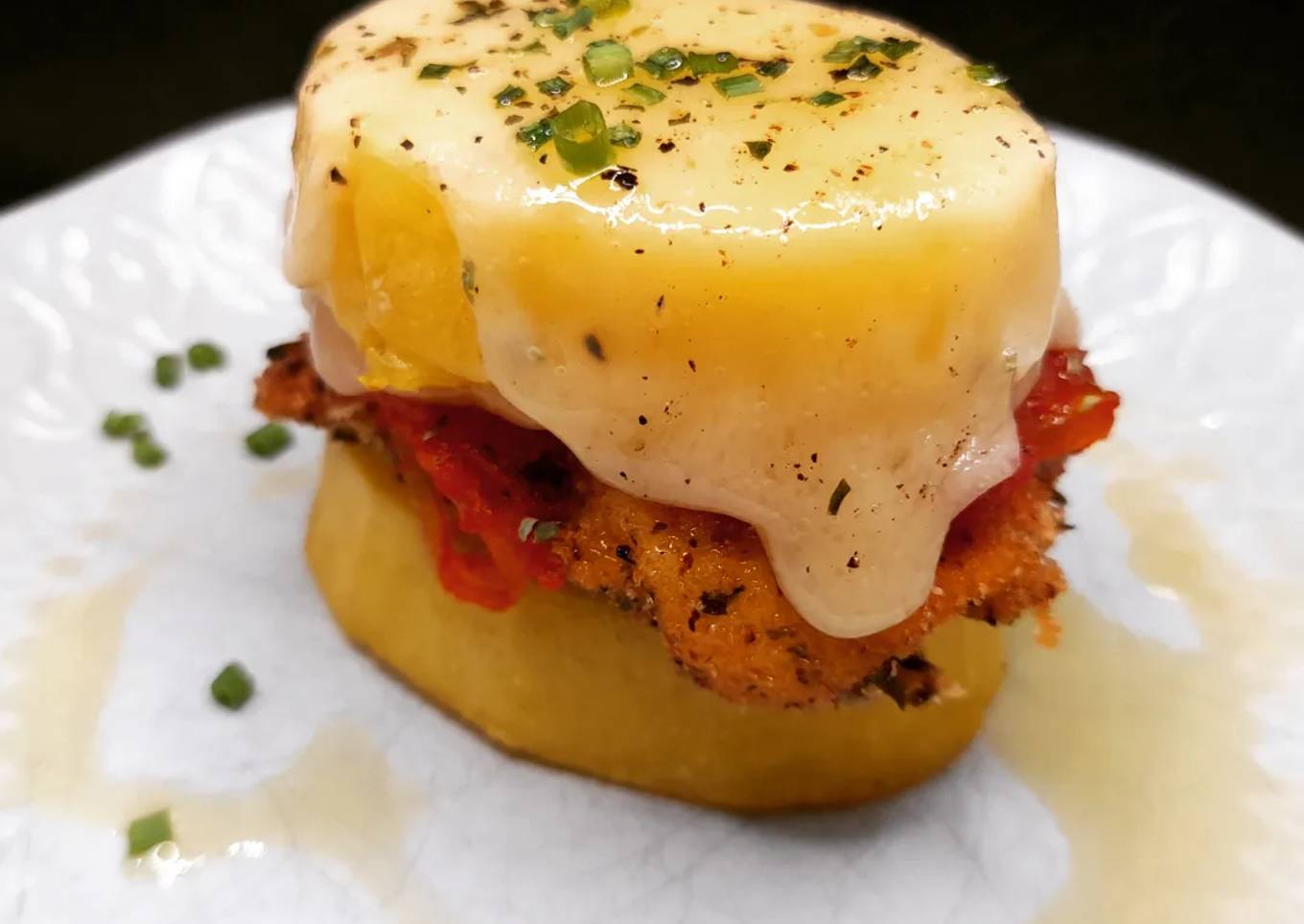 Timbal de pollo parmesana, patata y provolone